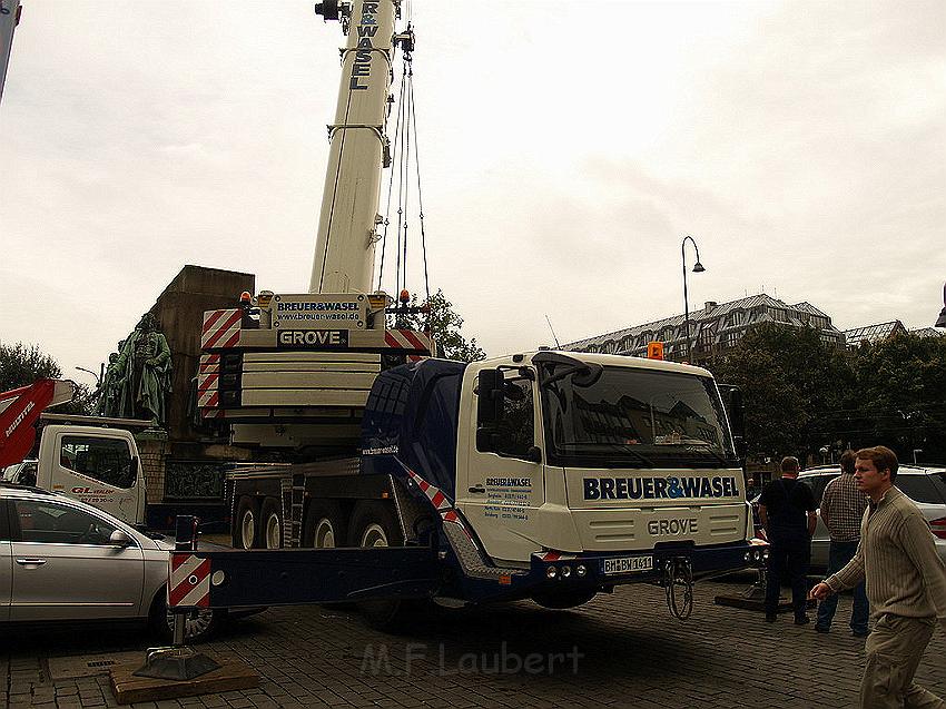 Reiterdenkmal kehrt zurueck auf dem Heumarkt P21.JPG